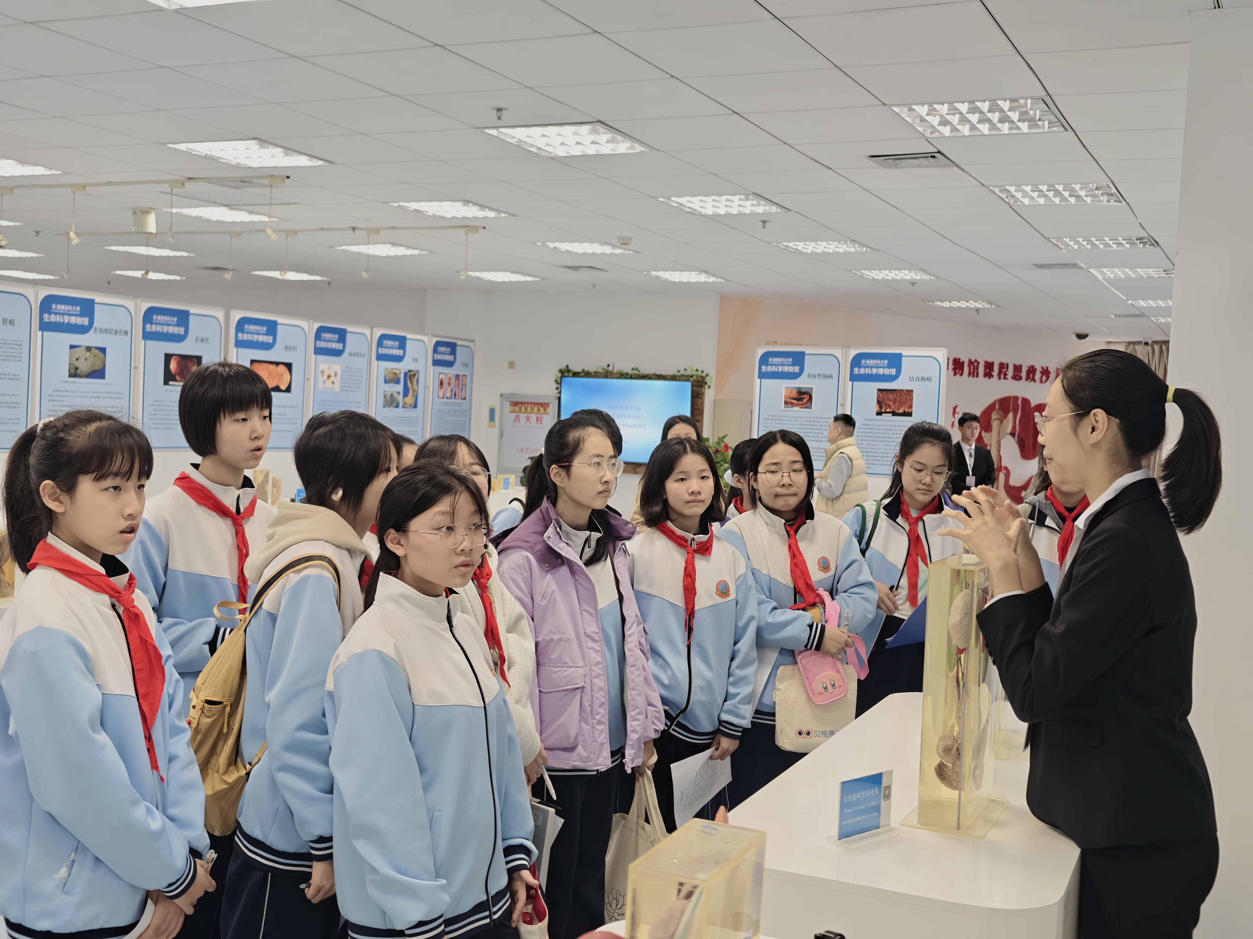 探生命真谛铸科学信仰——福医附一医院教育处学院办党支部与闽江学院附属中学师生联合开展主题党日活动 探生命真谛铸科学信仰——福医附一医院教育处学院办党支部与闽江学院附属中学师生联合开展主题党日活动