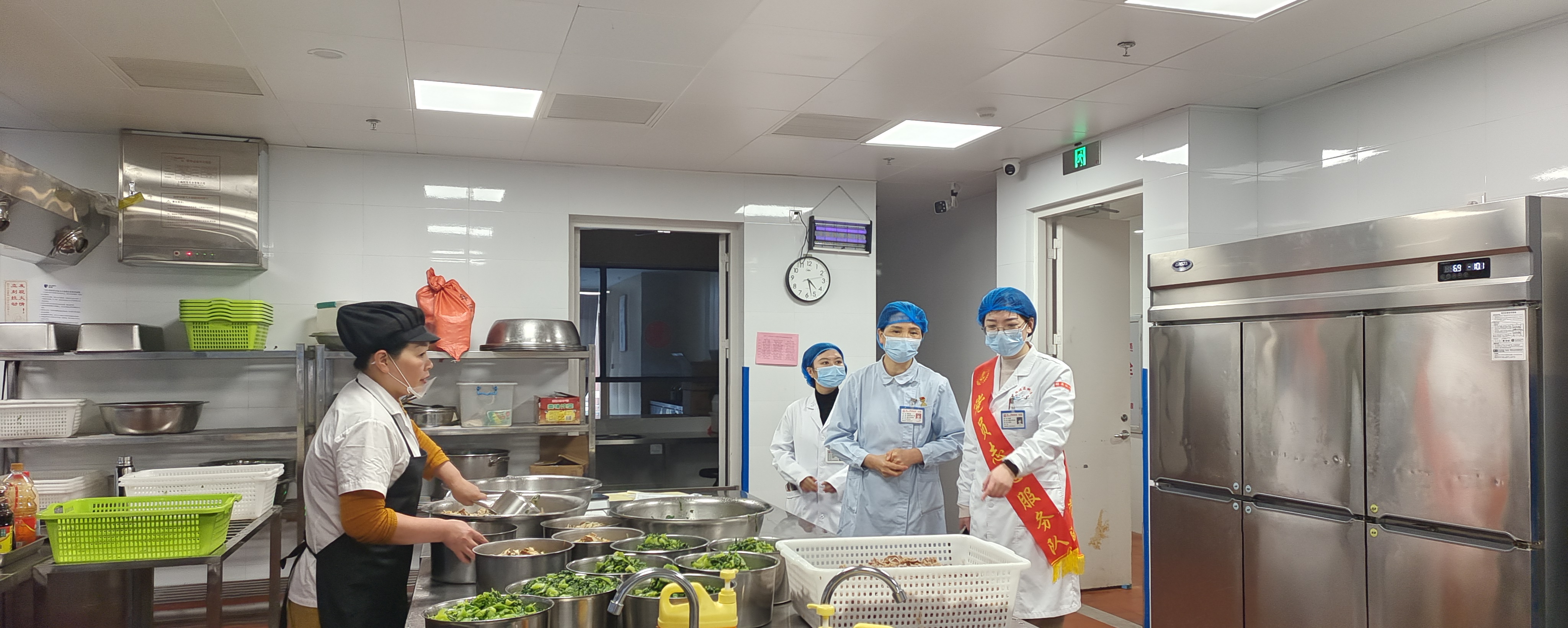 传承雷锋精神 践行医者初心 党旗领航健康 ——福医附一医院多支部赴福州市社会福利院开展雷锋月党员志愿服务活动 传承雷锋精神 践行医者初心 党旗领航健康 ——福医附一医院多支部赴福州市社会福利院开展雷锋月党员志愿服务活动