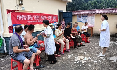 两代护理人深山携手 把健康知识送到村民家门口 
——全国科普月健康宣教走进江西省南丰县紫霄镇新田村