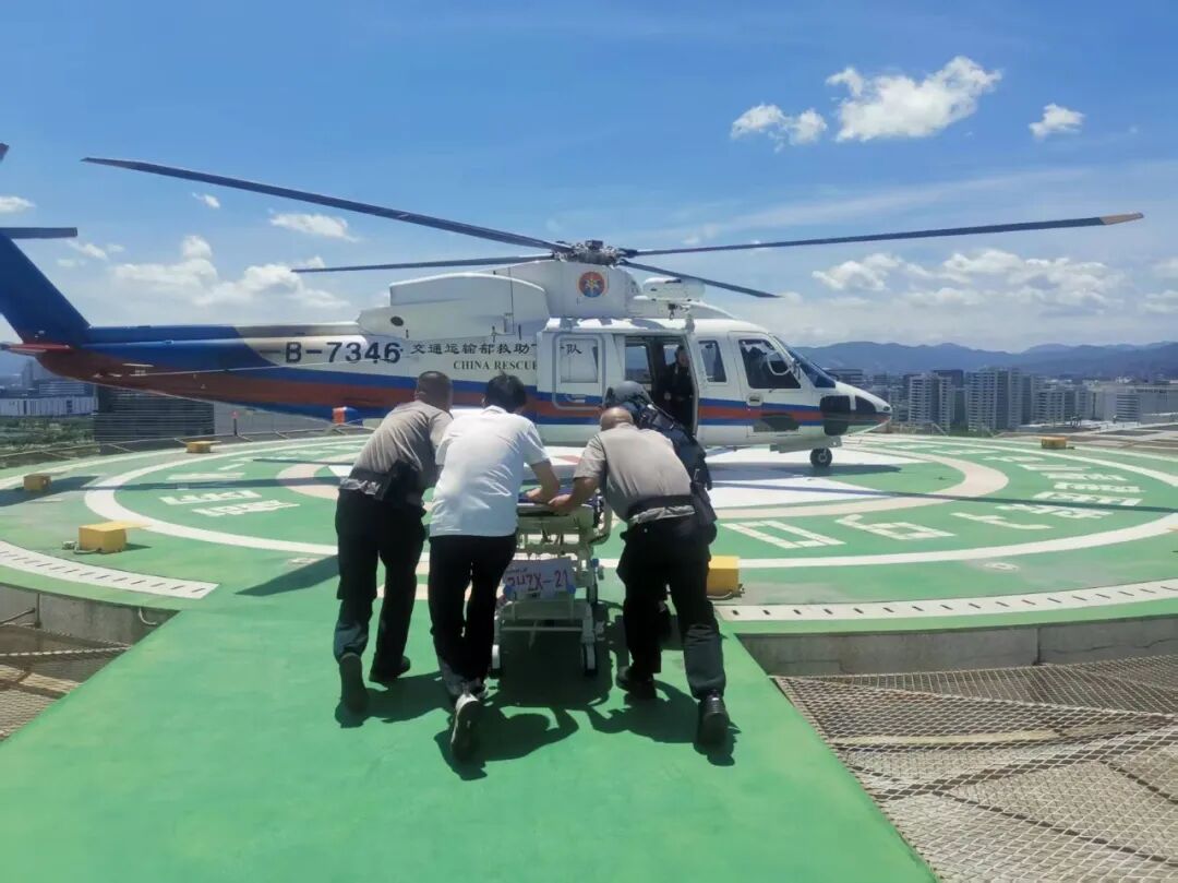 风浪封航阻就医,“空中生命线”再启动！4名海岛患者直飞华山附一医院就诊