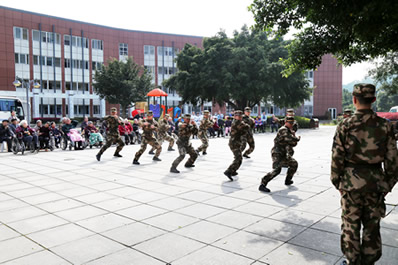 福建医大附一护养中心爱心活动——武警与青年显身手 老年春风乐融融