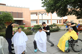 福建医大附一护养中心爱心活动——武警与青年显身手 老年春风乐融融