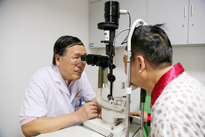 福建医科大学附属第一医院在国内同步领先开展白内障微切口超声乳化联合全视程三焦点人工晶体植入术