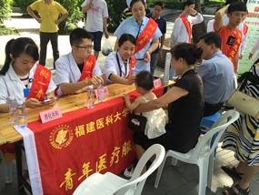 深入践行“两学一做”  激扬青春献礼党的生日——院团委组织青年党、团员开展西湖公园义诊活动