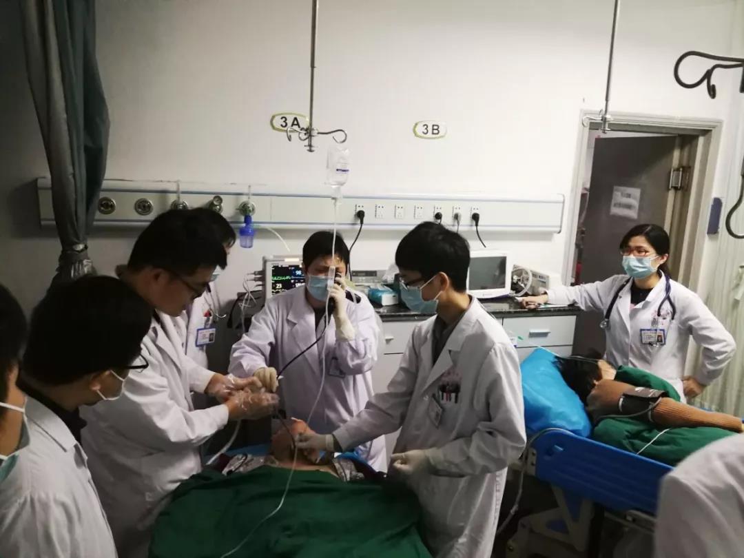 『媒体看附一』三病人几乎同时心脏骤停！ 感受下医院急诊科“生死大战”现场