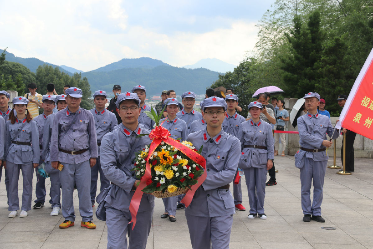 闽南医院党支部举办了重走长征路暨“不忘初心、牢记使命”主题党日活动