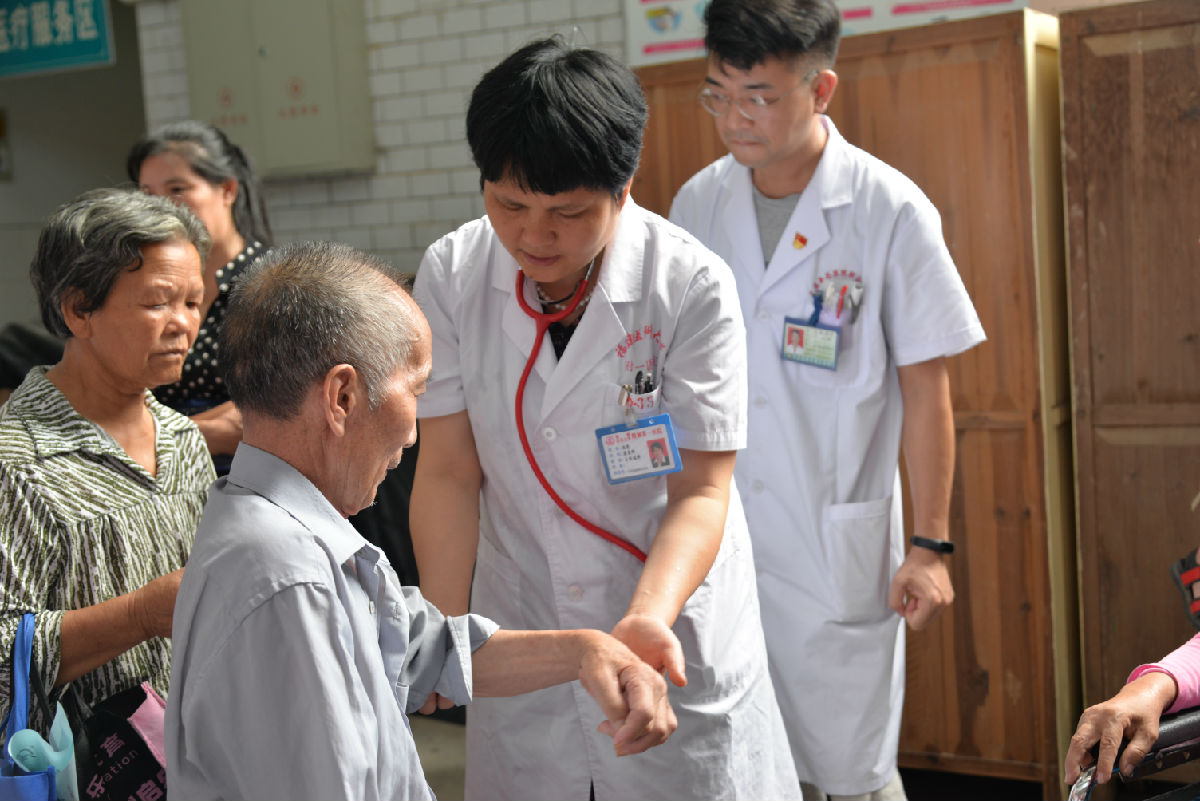我院呼吸康复支部到尤溪县联合镇革命老区开展义诊及党员再教育活动 我院呼吸康复支部到尤溪县联合镇革命老区开展义诊及党员再教育活动