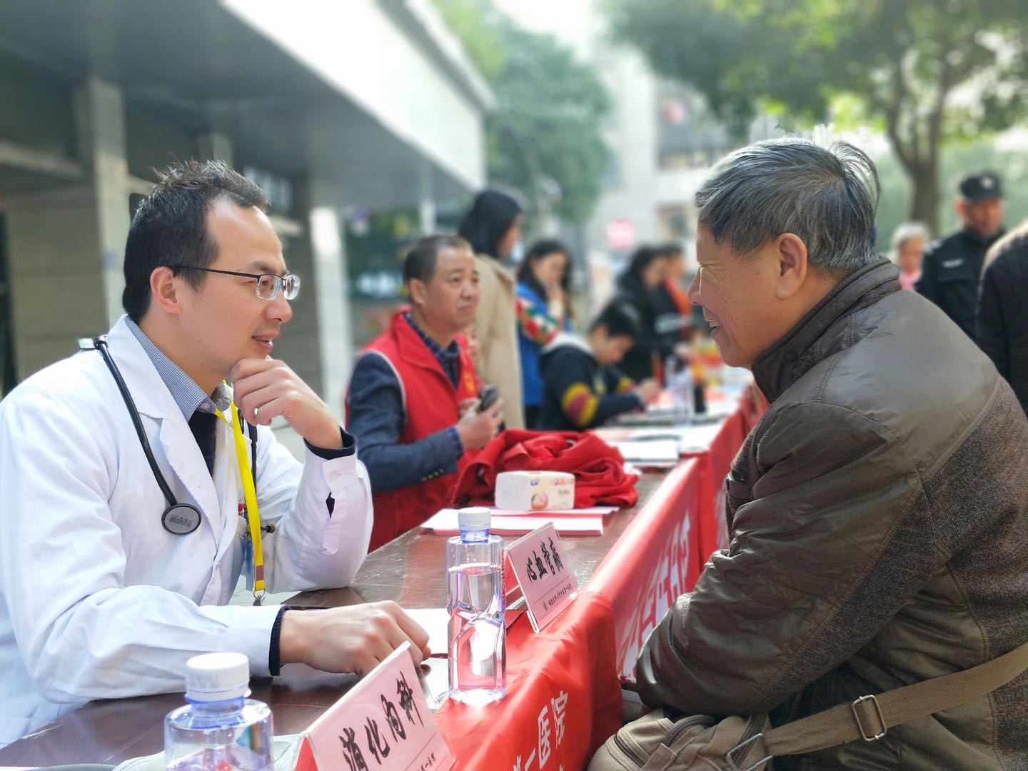 凝心聚力，温暖庆城 —福建医科大学附属第一医院团委组织开展“青春之光”敬老助老志愿服务活动