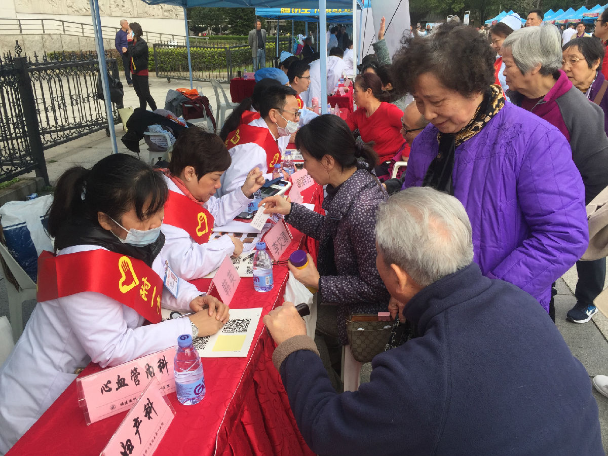 弘扬雷锋精神，彰显医者仁心 ——福建医科大学附属第一医院团委组织参加“学雷锋活动月”义诊活动