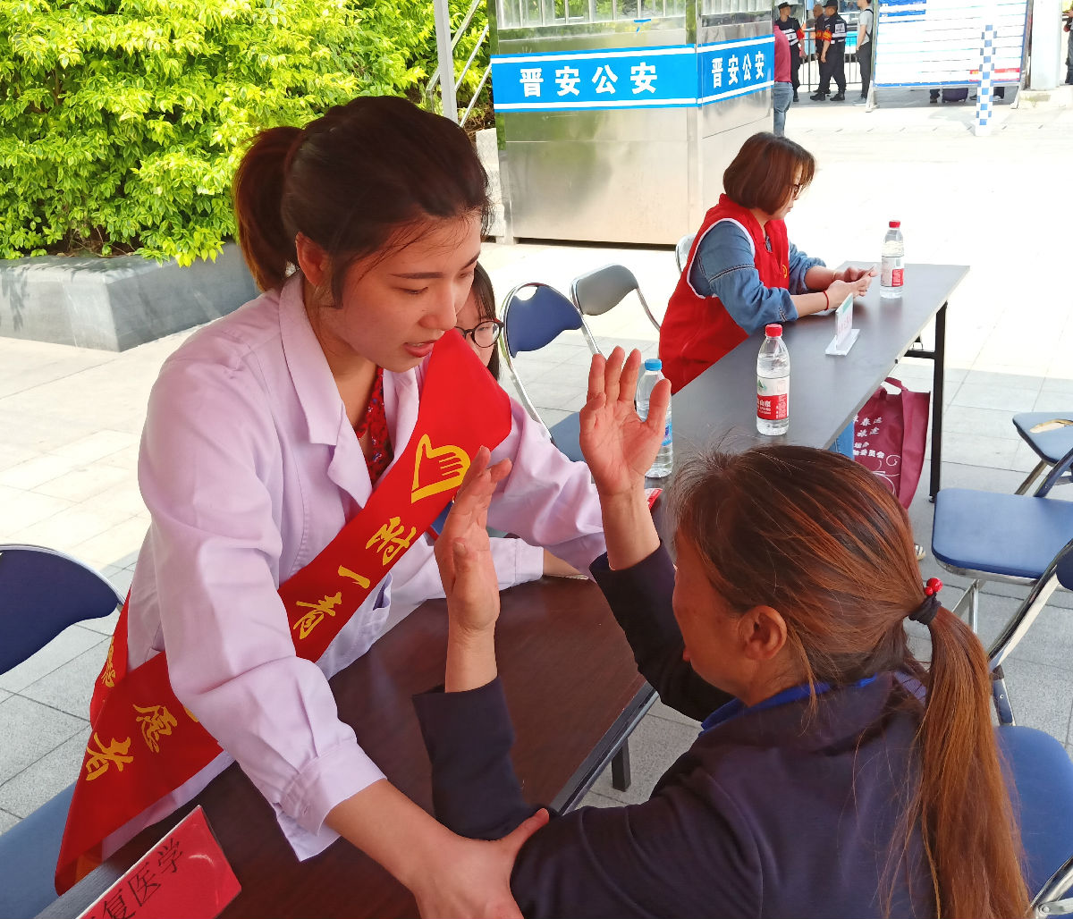 劳动之花五月灿，“青”心乐善一日行