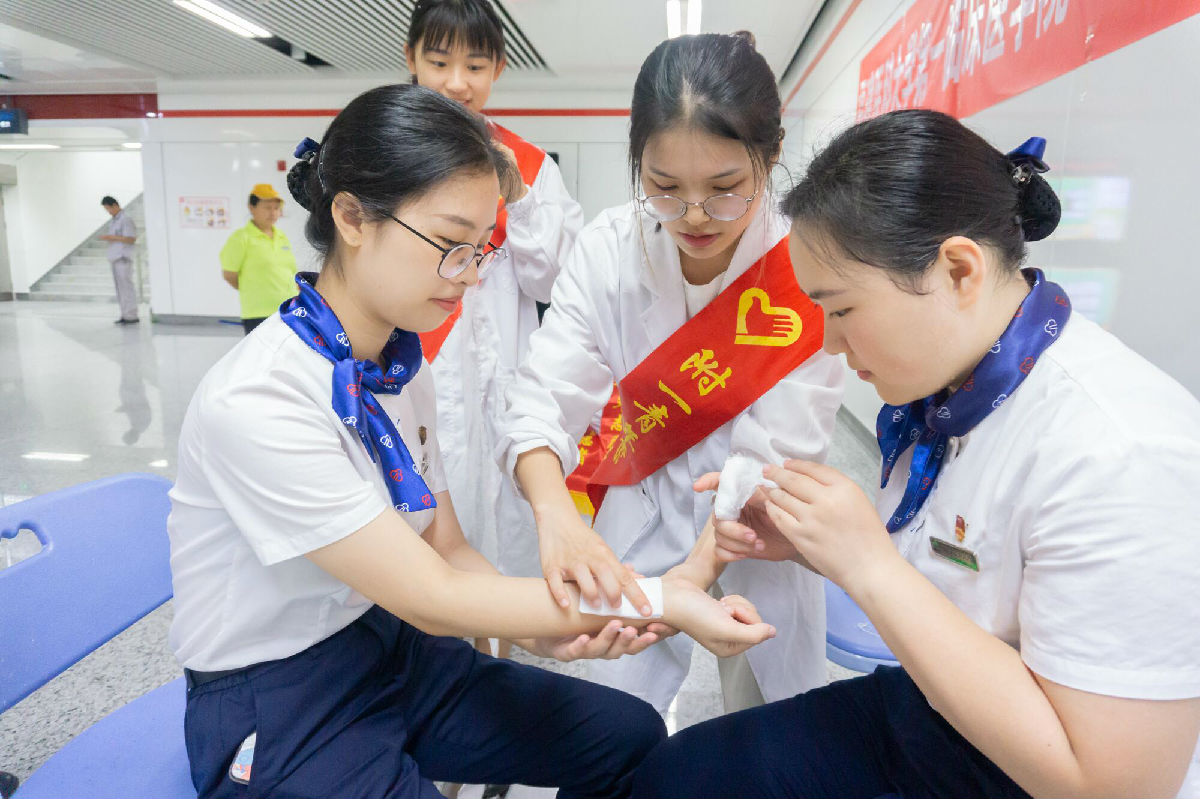 榕城出行千万家 急救知识心间留 ——第一临床医学院“情附医心”实践队走进地铁一号线茶亭站开展急救演练活动