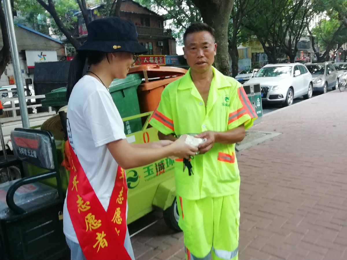 唤醒城市的人 ——第一临床医学院“医路繁榕”社会实践队开展关爱医务人员、环卫工人、公交司机志愿服务活动