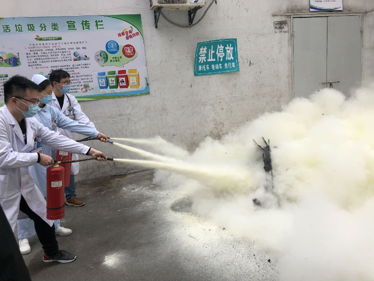 筑牢安全“防火墙” 我院儿科开展消防应急演练 筑牢安全“防火墙” 我院儿科开展消防应急演练