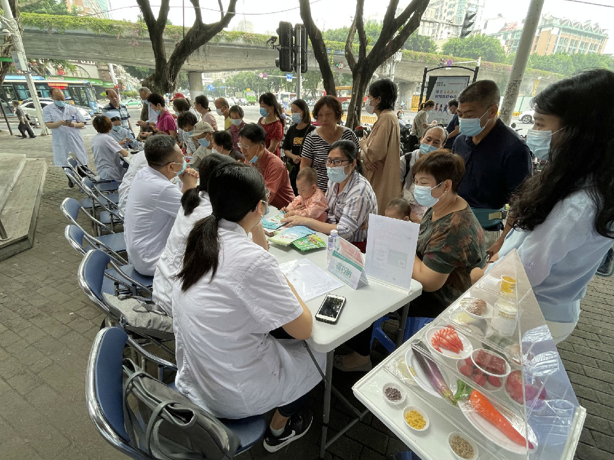 【我为群众办实事】我院多支部走进社区开展全民营养周社区义诊 【我为群众办实事】我院多支部走进社区开展全民营养周社区义诊