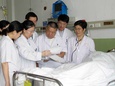慕容慎行教授带领医疗团队在查房
