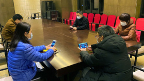 2020年2月27日,援鄂中层干部通过手机视频在线参加中层干部会议 2020年2月27日,援鄂中层干部通过手机视频在线参加中层干部会议